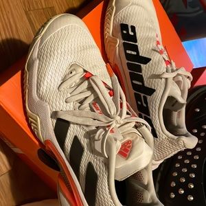 Adidas tennis shoes 99% new